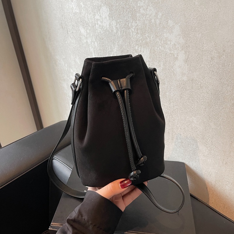 Otoño y invierno retro bolsas de cubo de gamuza de seda clásica bolsas de teléfonos móviles de cordón de gamuza para mujeres 2024 nuevo bolso de camisa