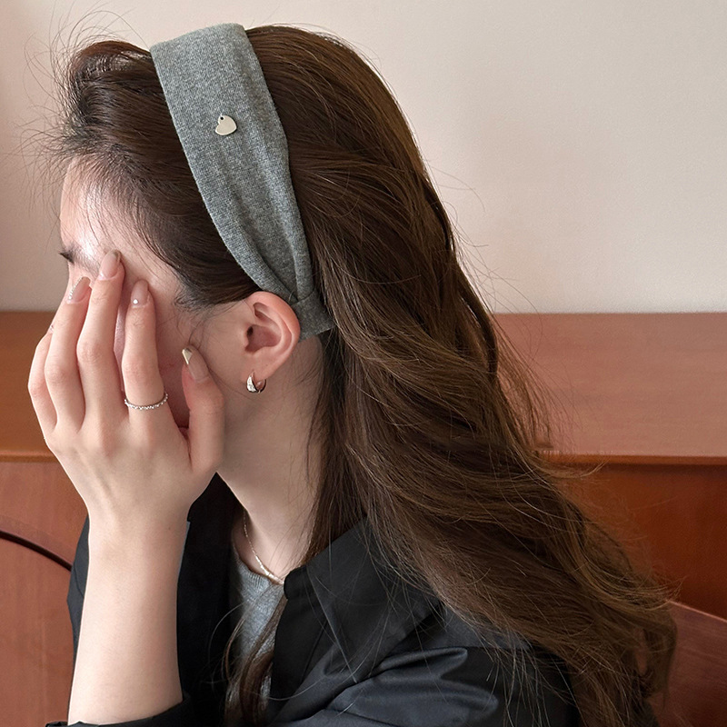 Gray wide-brimmed love fabric headband
