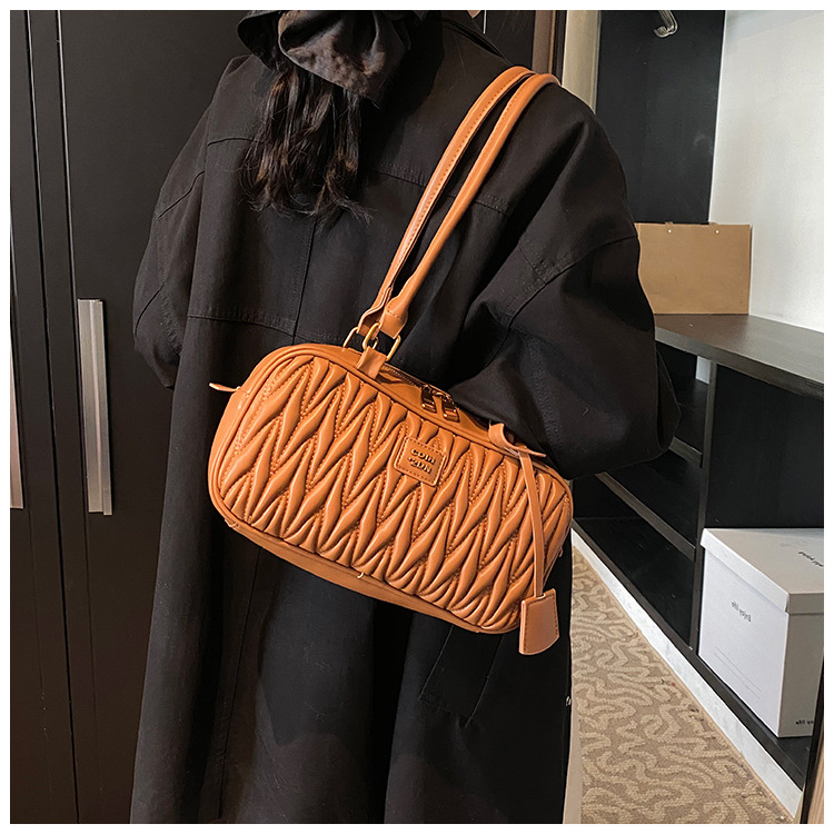 Retro bag for women, large capacity, new 2024 autumn and winter versatile, niche design, single-shoulder underarm bag, commuting pillow bag undefined