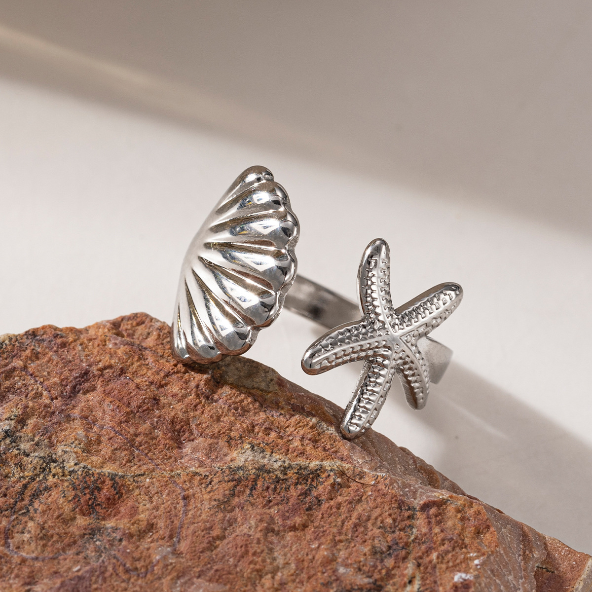 Anillo de acero inoxidable europeo y americano Taina, lujo ligero, sentido de alta gama, vacaciones en el océano, anillo de concha de estrella de mar de playa, diseño de todo fósforo