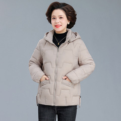 中高年の短い綿の服の女性の2024年のお母さんのしゅうとめの金のゆったりした大きいサイズの帽子のダウンの綿服の保温のコート