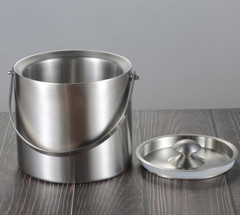 Cubo de hielo aislado de doble capa de acero inoxidable Cubo de vino Cubo de champán Barra de cubo KTV cubo de hielo portátil de doble capa con tapa