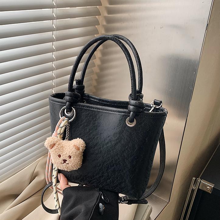 Este año, la popularidad de la bolsa de cubo de mano de la mujer 2025 nueva moda de la bolsa de hombro universal de alta calidad sensación de mochila