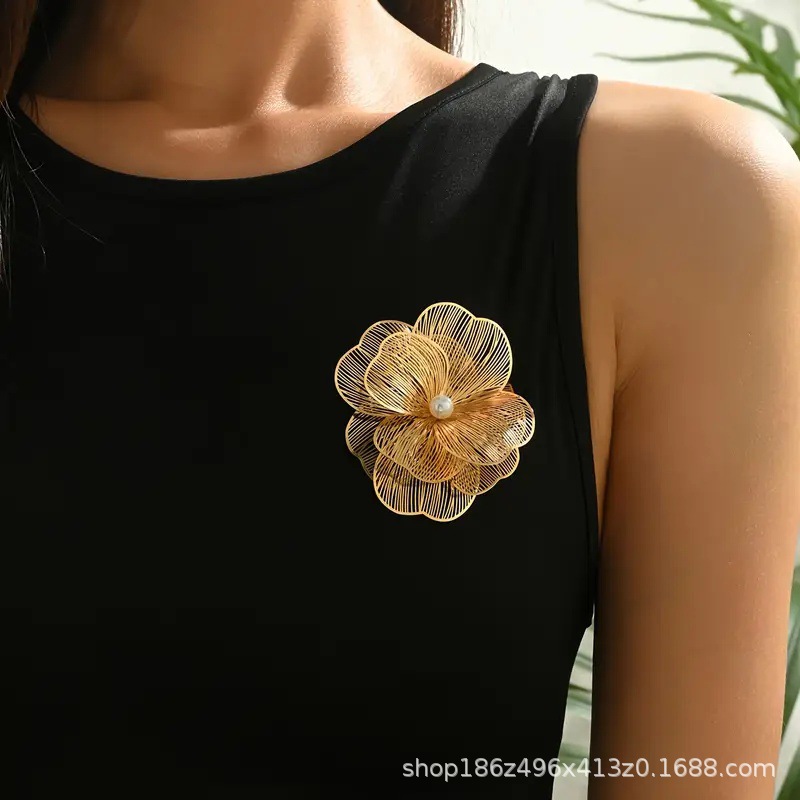 Fashionable and Elegant Irregular Pleated Large Flower Brooch for Women, New Camellia Autumn and Winter Corsage