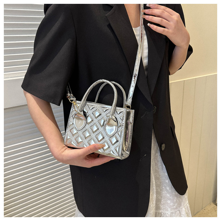 Piccola borsa a tracolla quadrata in vernice effetto goffrato_voghion.com