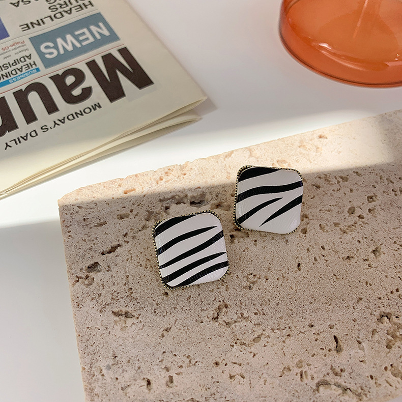 Black White Zebra Pattern Round Square Stud Earrings Wholesale Nihaojewelry display picture 8