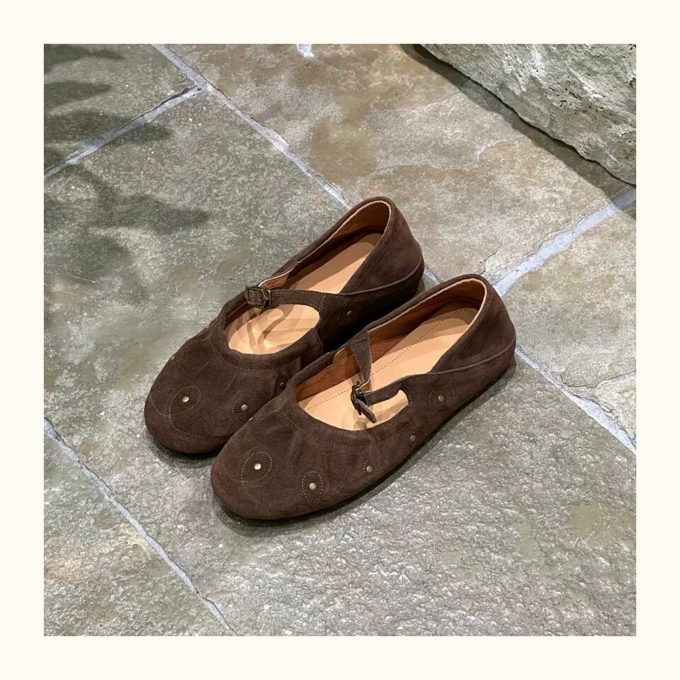 Giày bệt nữ Mary Jane mũi tròn cổ nông đính đinh tán khóa ngang, đế bằng 1 cm — Màu caramel, Màu cà phê chi tiết 8