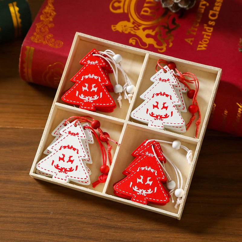 木製のクリスマスのペンダントクリスマスツリーのペンダントクリスマスの小さなプレゼントの木箱はクリスマスの装飾品を飾っている|undefined
