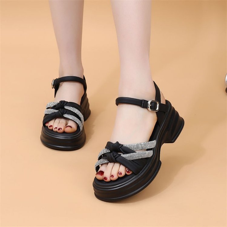 Sandalias de diamante de talón medio grueso para mujeres verano 2024 nuevo hombre ligero y elegante con falda zapatos de playa