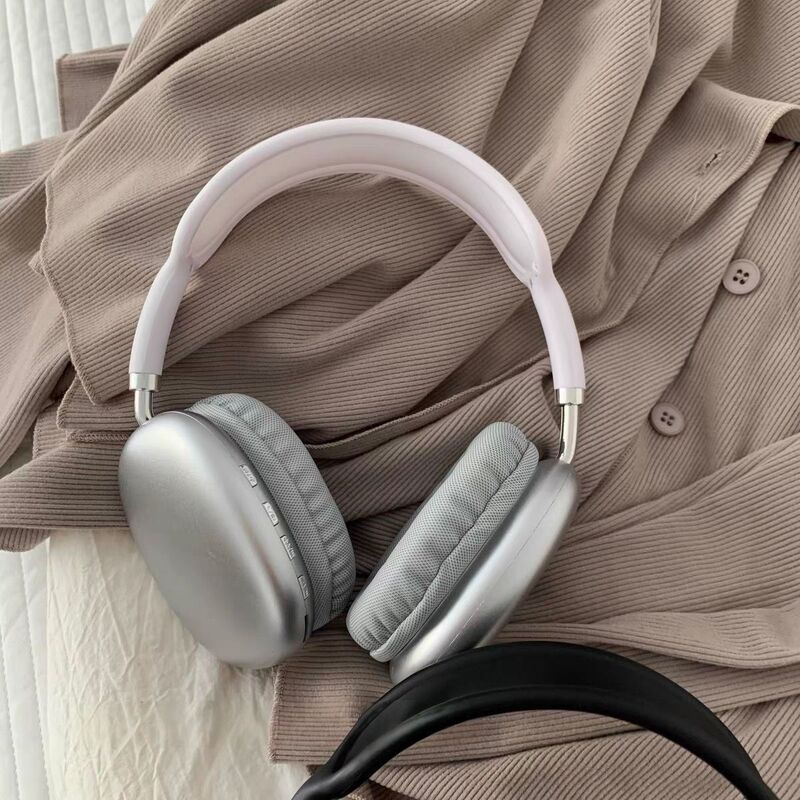 Highly stylish retro over-ear Bluetooth headphones, the same style worn by Instagram influencers and internet celebrities, perfect for American hot girls to take photos with