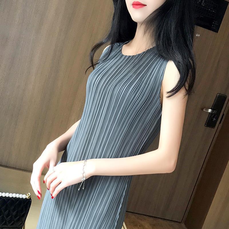 三宅褶皱连衣裙显瘦显白过膝长裙直筒裙2025夏季酒红色无袖背心裙