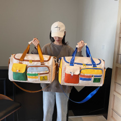 ファッションは色にぶつかって運動します。