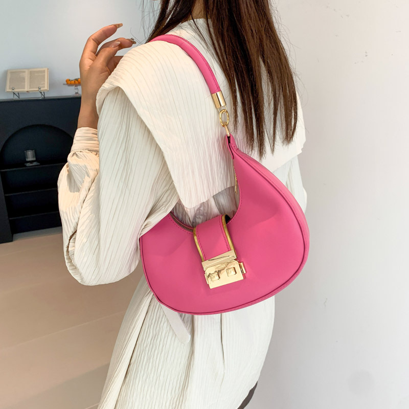 Bolso de axila simple y moderno 2024 nuevo diseño de nicho, estilo explosivo transfronterizo, bolso de luna nueva de un solo hombro de todo fósforo