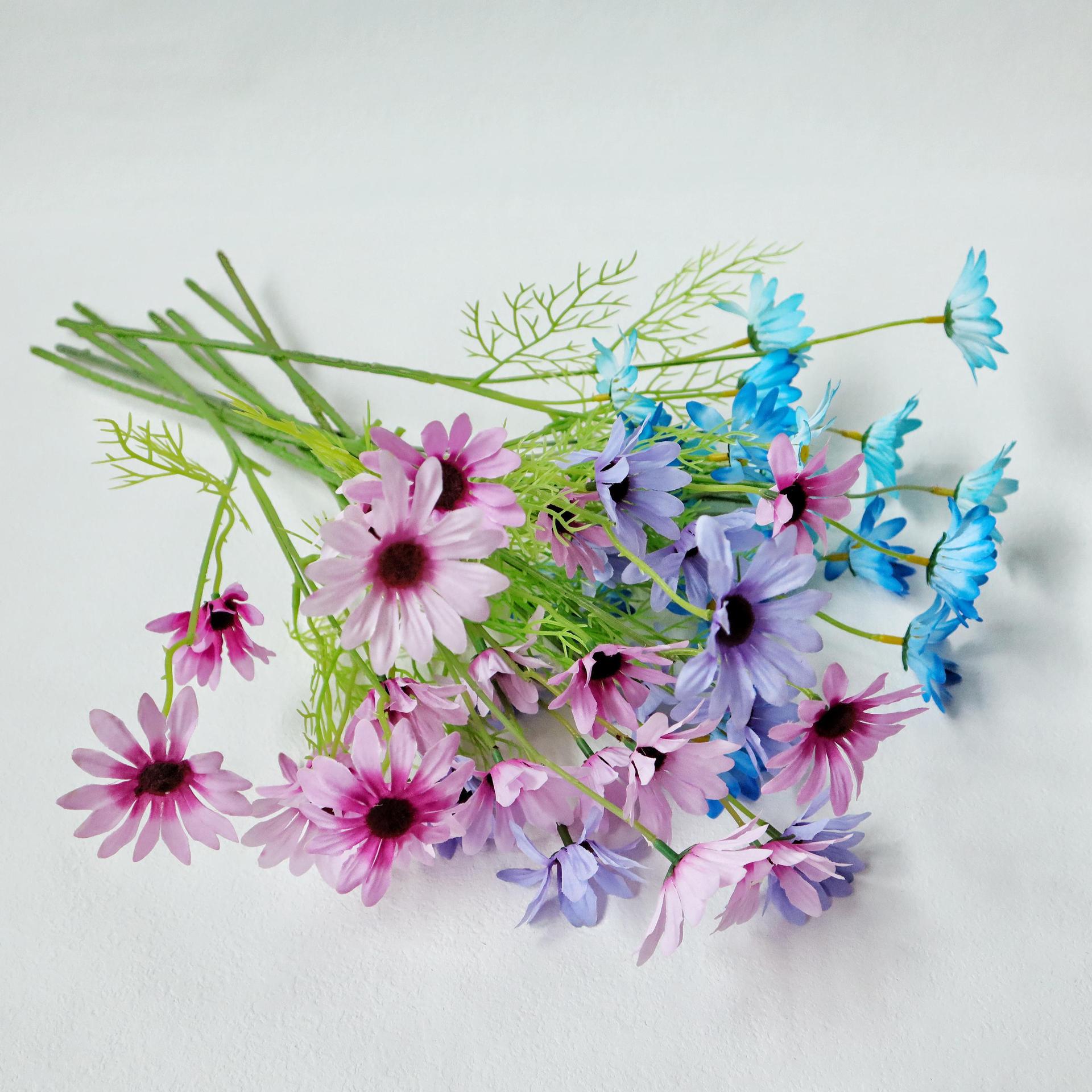 Crisantemo holandés artificial de 5 cabezas para decoración de bodas y hogar, accesorios para fotografía, flores artificiales pequeñas de margarita hechas a mano al por mayor.