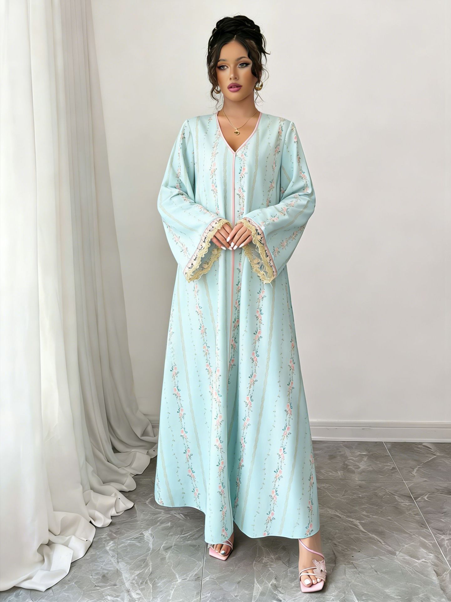 Elegant muslimsk klänning med v-ringning och spetsbroderi_voghion.com