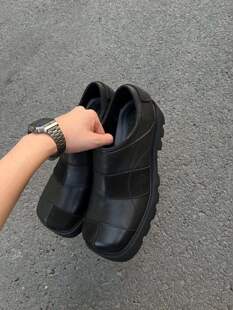 ���^ƤЬ�п����b�̄�Ь�n��С����ɫ���e�ļ����ߵ±�Ь��׳�