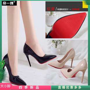 ��ЬŮ�ԸЕr��һ�����и���Ů���|��ɫ�߸�Ь���^�����t�׸߸�Ь