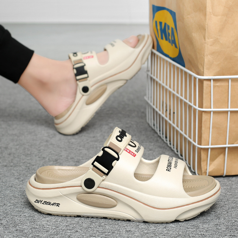 Pantuflas pareja de verano 2025 nuevo estilo casual de dos manos junto al mar vadeo ligero de suela gruesa para pisar las chanclas para hombres