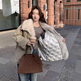 卡其色羊羔毛领拼接派克服女秋冬2025新款白鸭绒工装风羽绒服外套