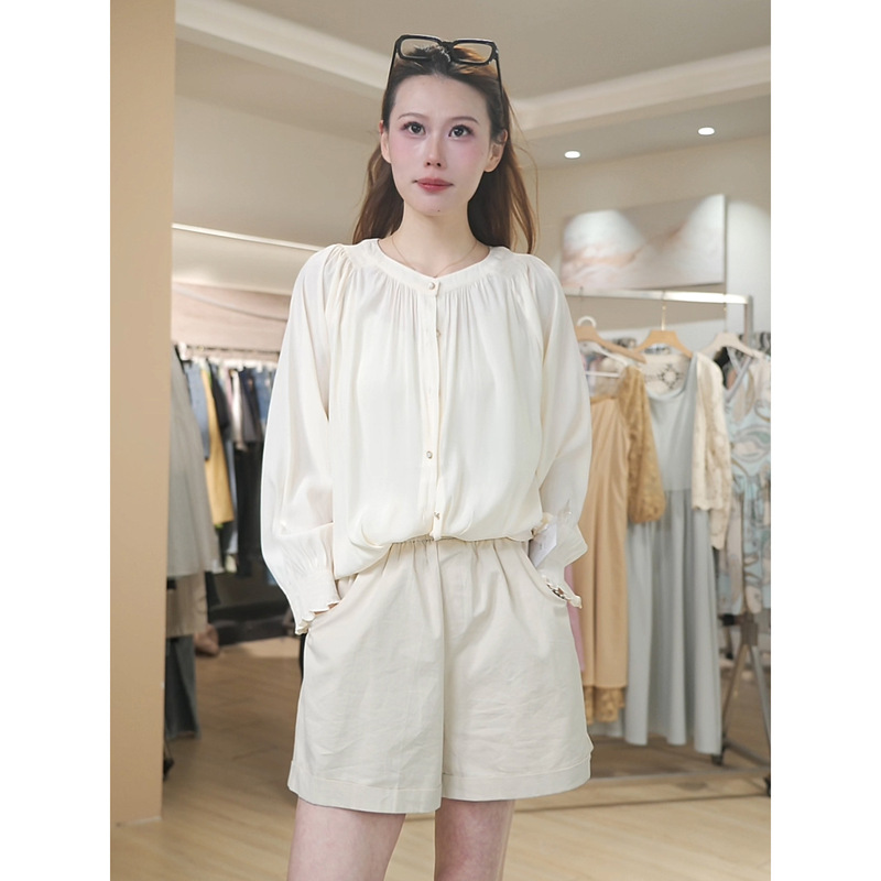 A Must-Have! Elegant and Slimming Design~ Large Round Neck Button-Down Long-Sleeve Shirt with a Comfortable Drape, Versatile Top A Must-Have! Elegant and Slimming Design~ Large Round Neck Button-Down Long-Sleeve Shirt with a Comfortable Drape, Versatile Top