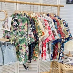ショーの花のシャツの女性のレトロな香港風の春夏の新型のカップルの花の古着のビーチのプリントの半袖のシャツ