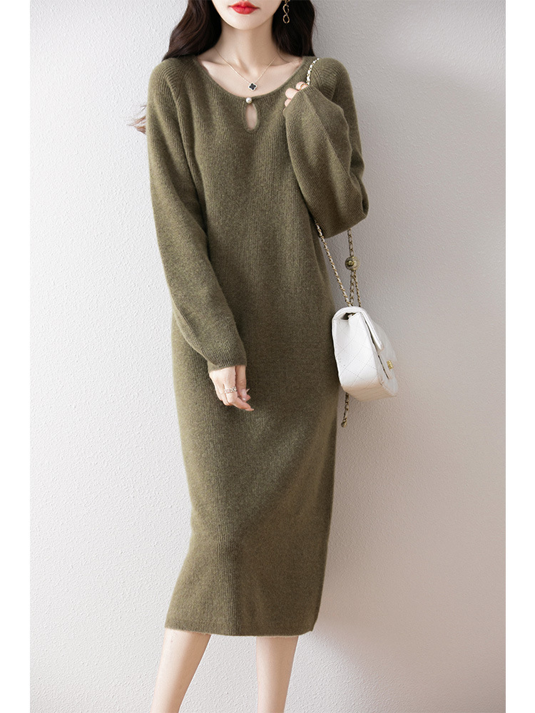 純粋なウールのワンピースの女性のゆったりした怠惰なファッションは膝の長いスカートの24秋冬の新型のデザイン感のニットのセーターのスカートを越えます。