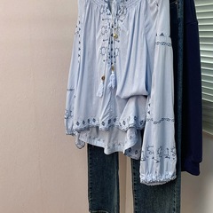 蓝色民族风v领刺绣亚麻衬衣女夏季2025新款高级感泡泡袖宽松上衣