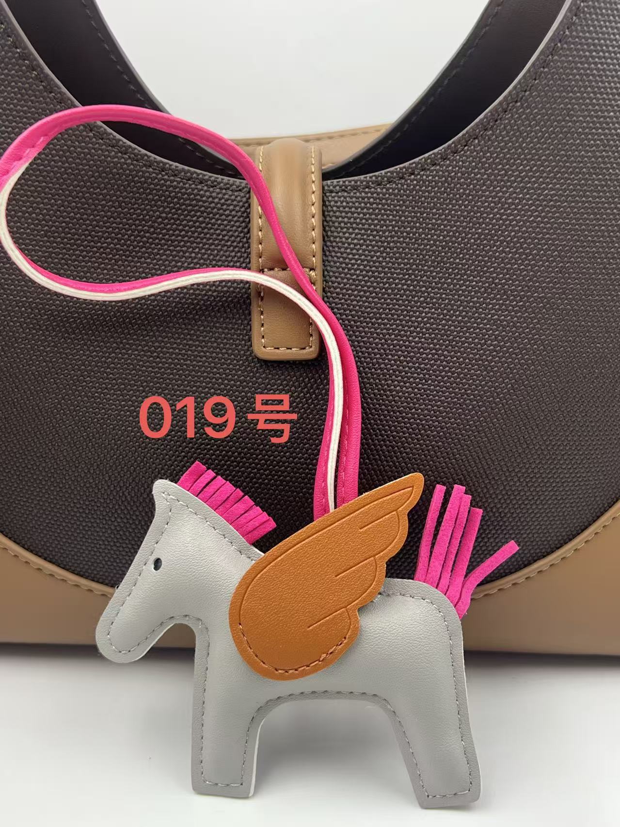 Colgante de bolsos Pegasus Mini Colgante de bolsos de estilo simple llaver de cuero image 24