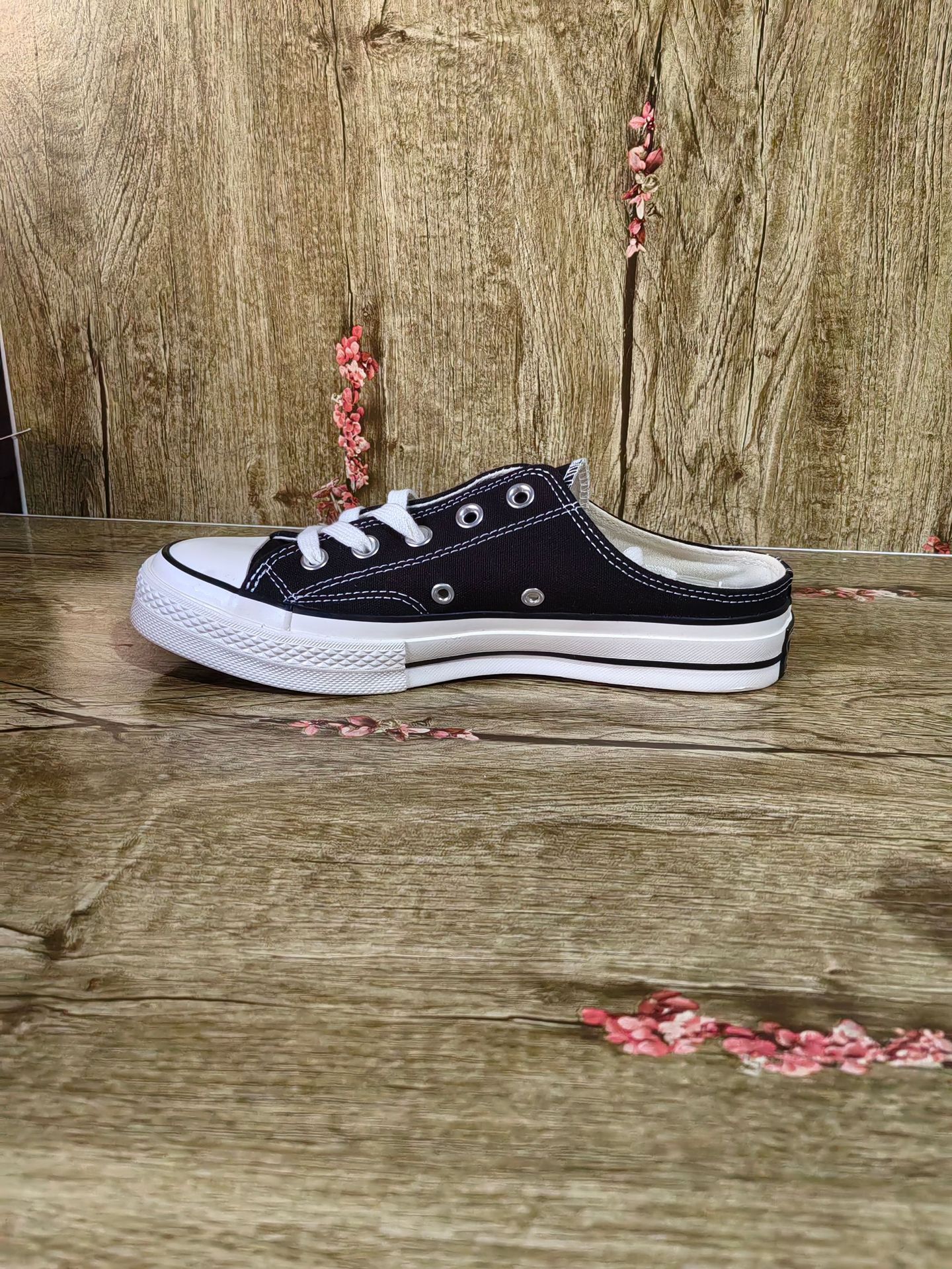 Black half slippers, it is recommended to take one size smaller