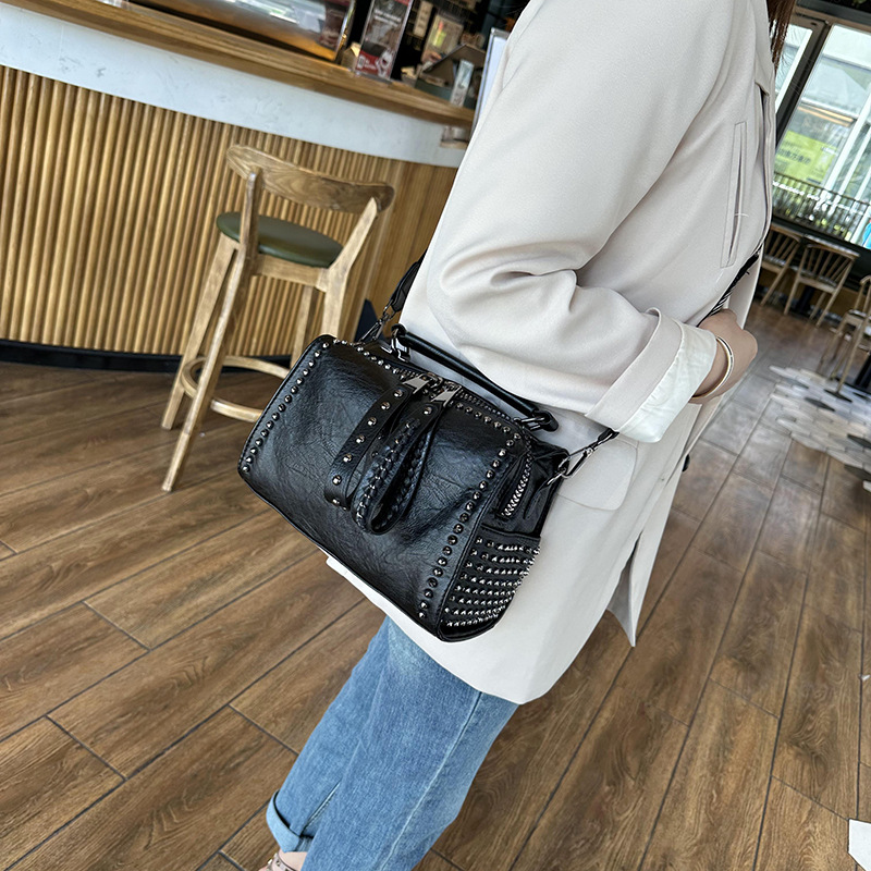 Borsa a tracolla da donna con borchie stile giapponese_voghion.com
