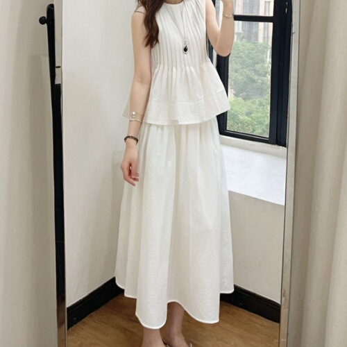A complete set of 2025 fashionable matching, stylish and high-end white sleeveless short dress set for women