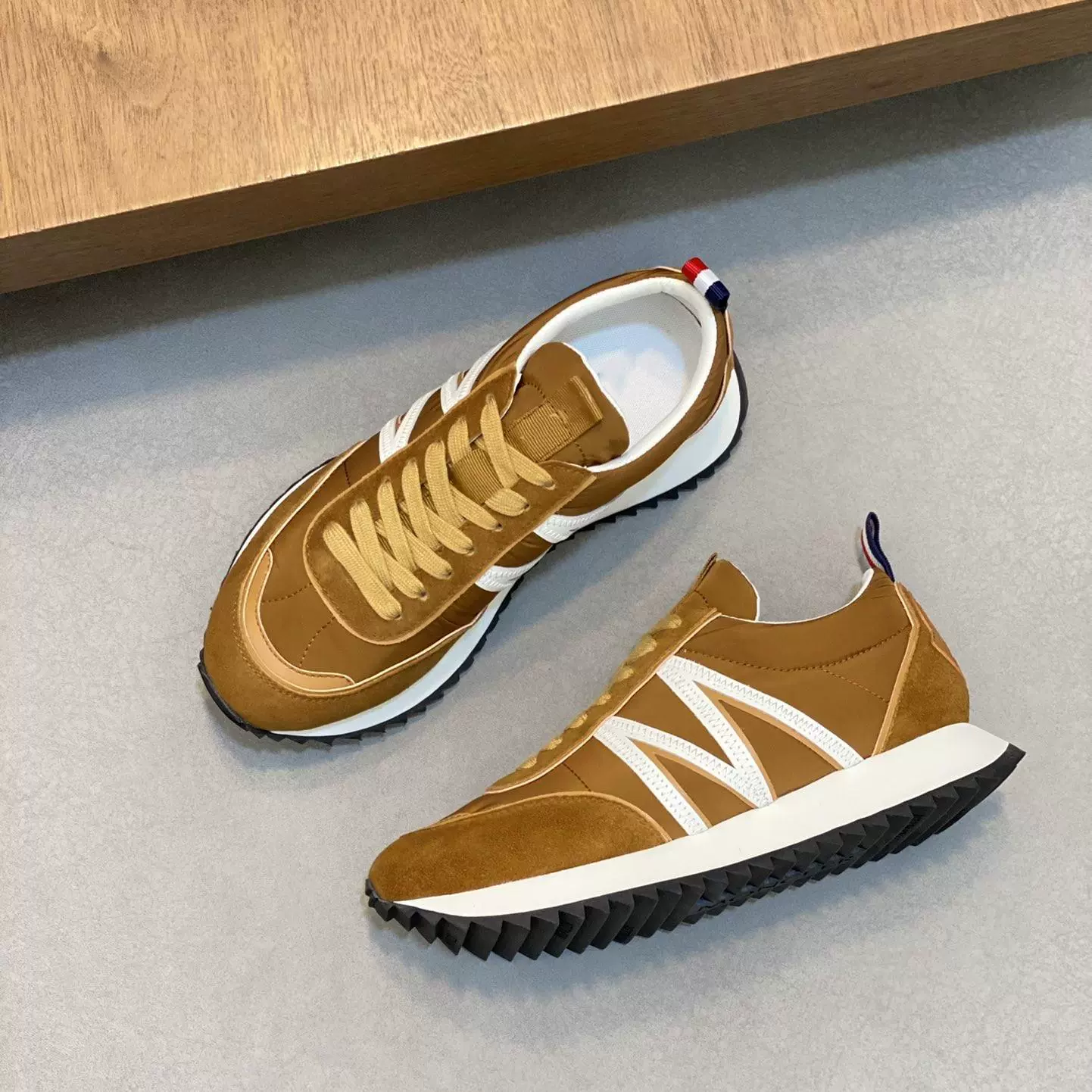 Повседневная спортивная обувь из воловьей кожи с сращенной сеткой для мужчин, дышащие мужские кроссовки на шнуровке, новая мужская обувь для путешествий для вождения