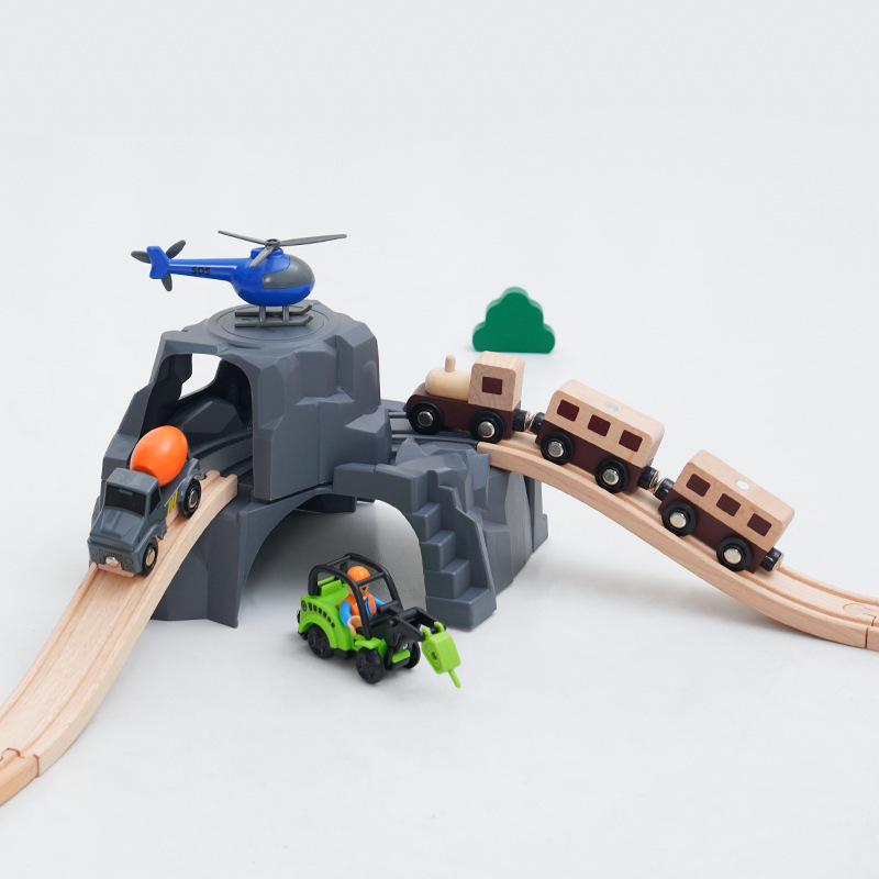 子供の木製の列車の軌道のシーンは部品の洞窟のトンネルを建ててトマスの小さい列車の2-6歳に対応します。|undefined