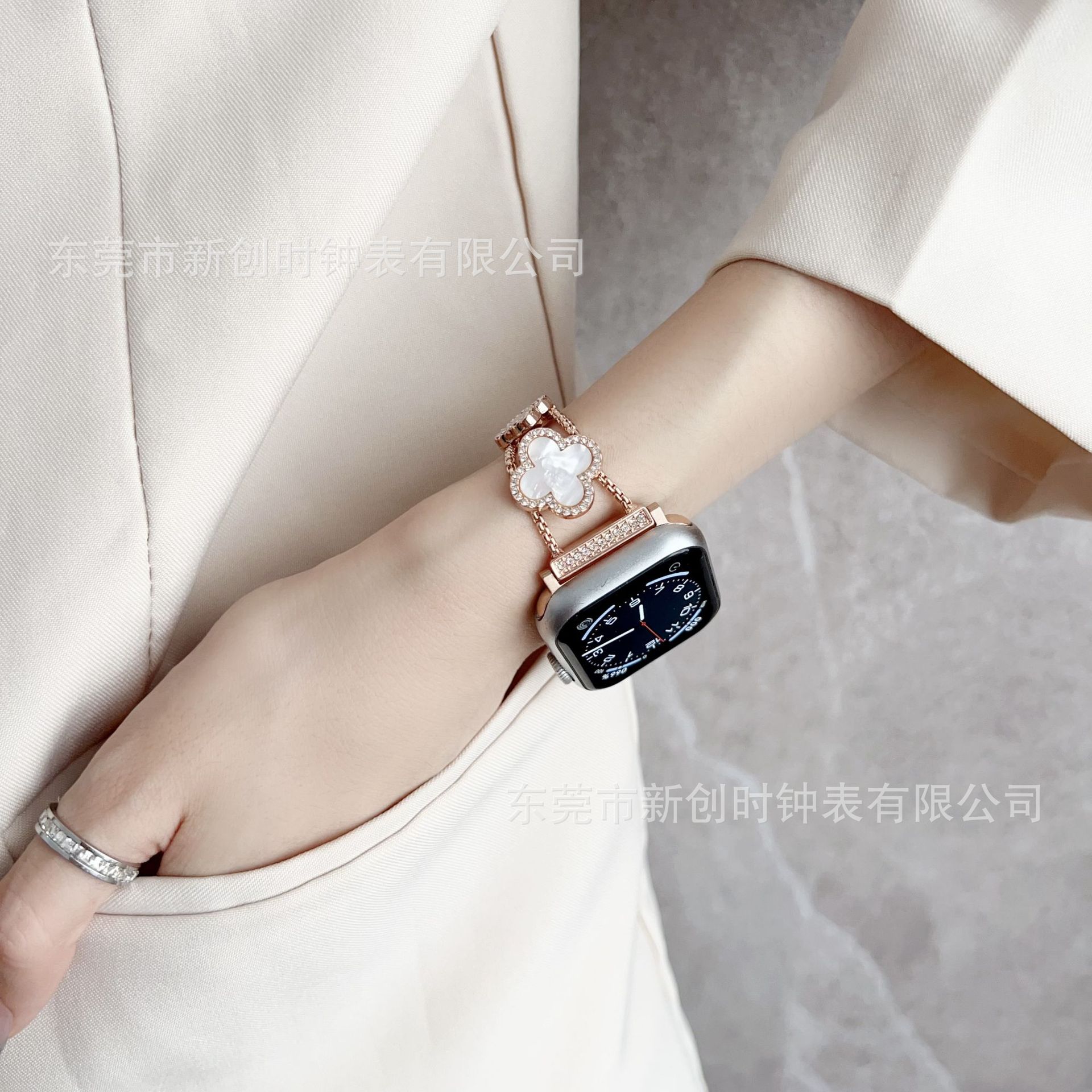 Correa de Metal con Trébol de Cuatro Hojas con Incrustaciones de Diamantes, Moderna y Compatible con Apple Watch SE1-11