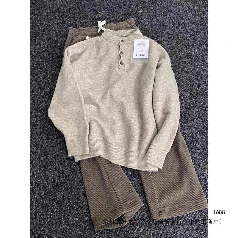 Men's grey Henley collar long-sleeved sweater, a relaxed and stylish knitwear piece perfect for spring and autumn.