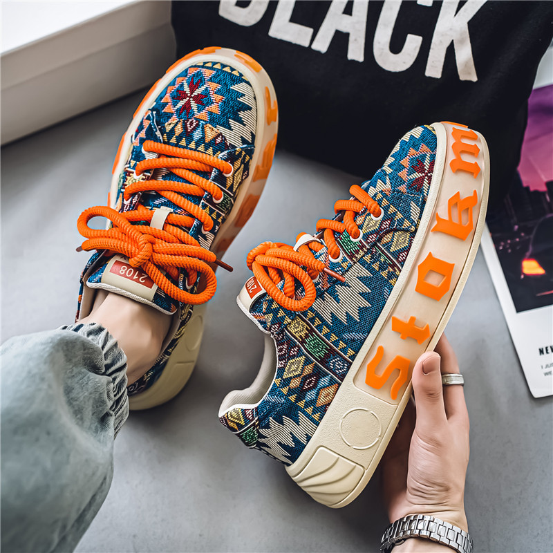 Paksu tallaga laud 2024. aasta uutele suvekingadele, mis on hingavad, kõrgust suurendavad ja libisemiskindlad ning sobivad meestele vabaaja ja isikupärased trendikad kingad._voghion.com