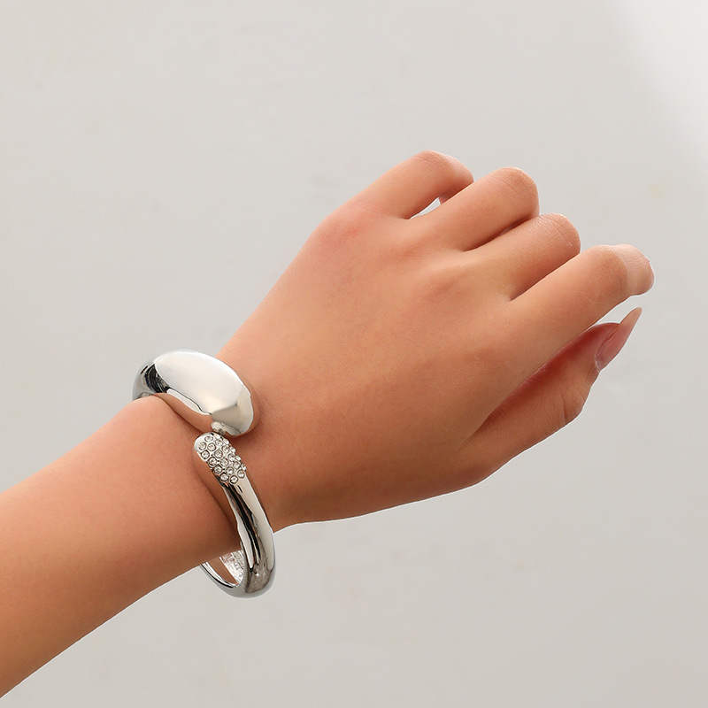 Joyería popular transfronteriza europea y americana, simple y moderna, pulsera de metal hueca de borde ancho, única y llamativa.