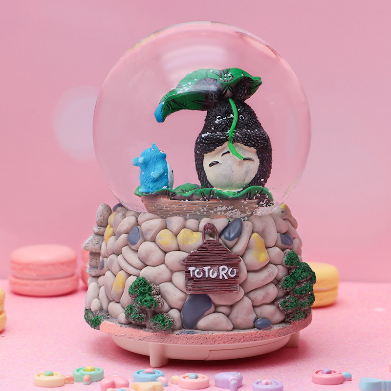 Anime japonés mismo estilo Crayon Shin-chan y Little White Crystal Ball Music Box Creative Piaoxue Music Box Regalo para estudiantes