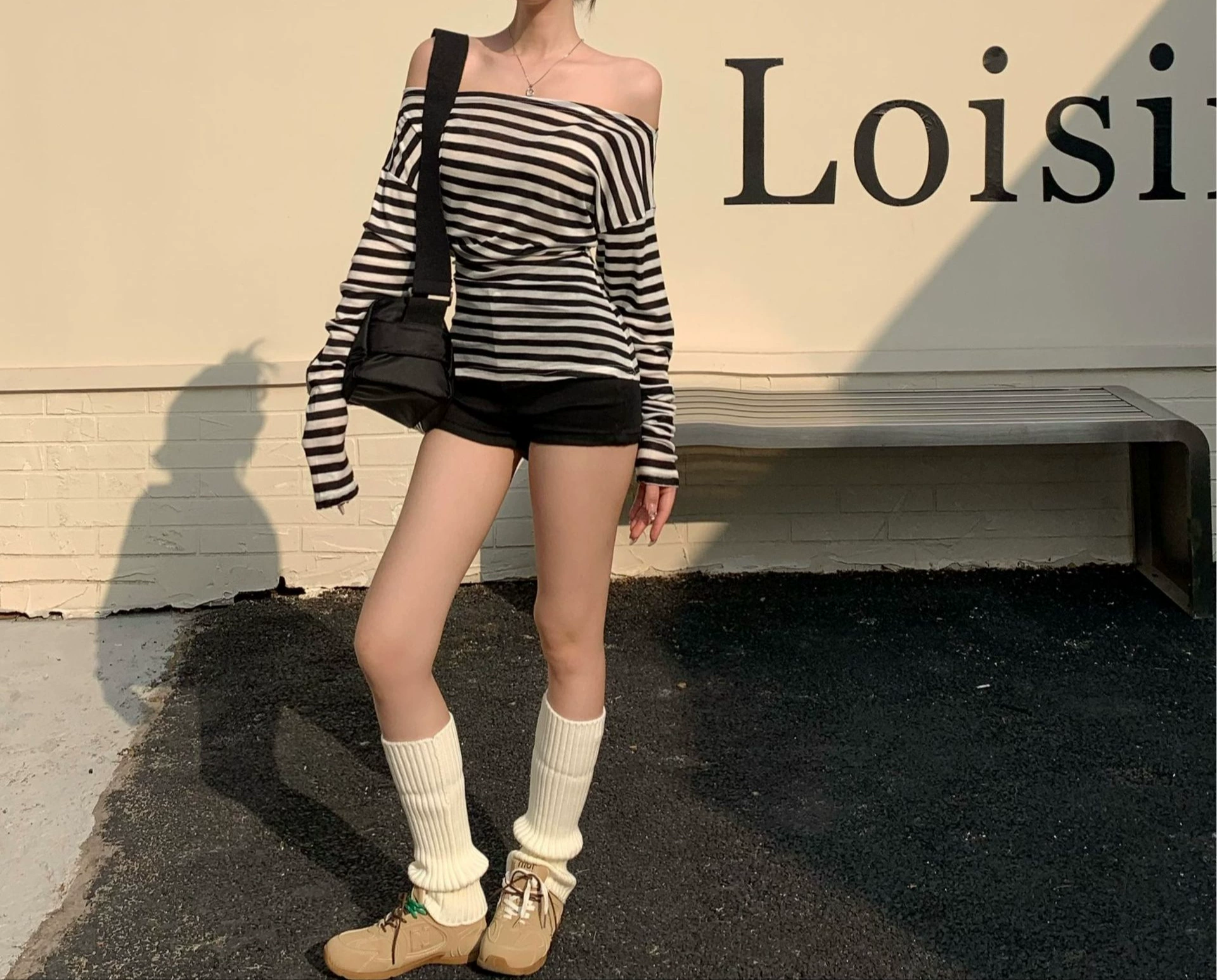 Свободные рукава летучей мыши корейская мода сексуальная чистая весенняя летняя горячая девушка косая плечи полосатый топ с длинными рукавами