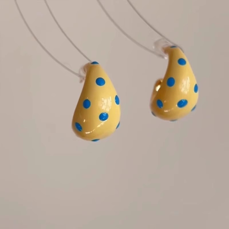 Sepasang anting pejantan polk kuning susu