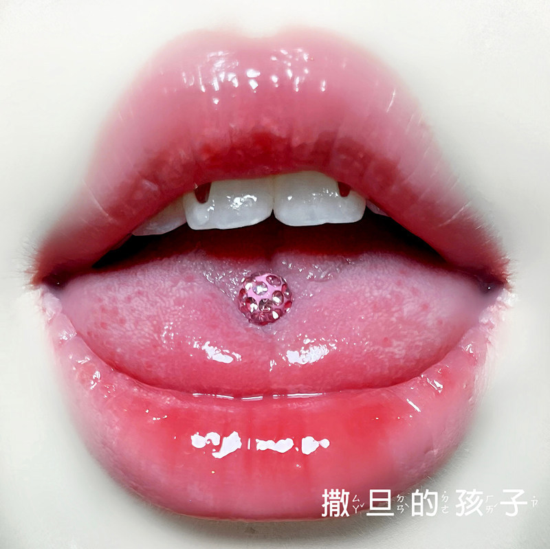 16G labret stud size and finish detail