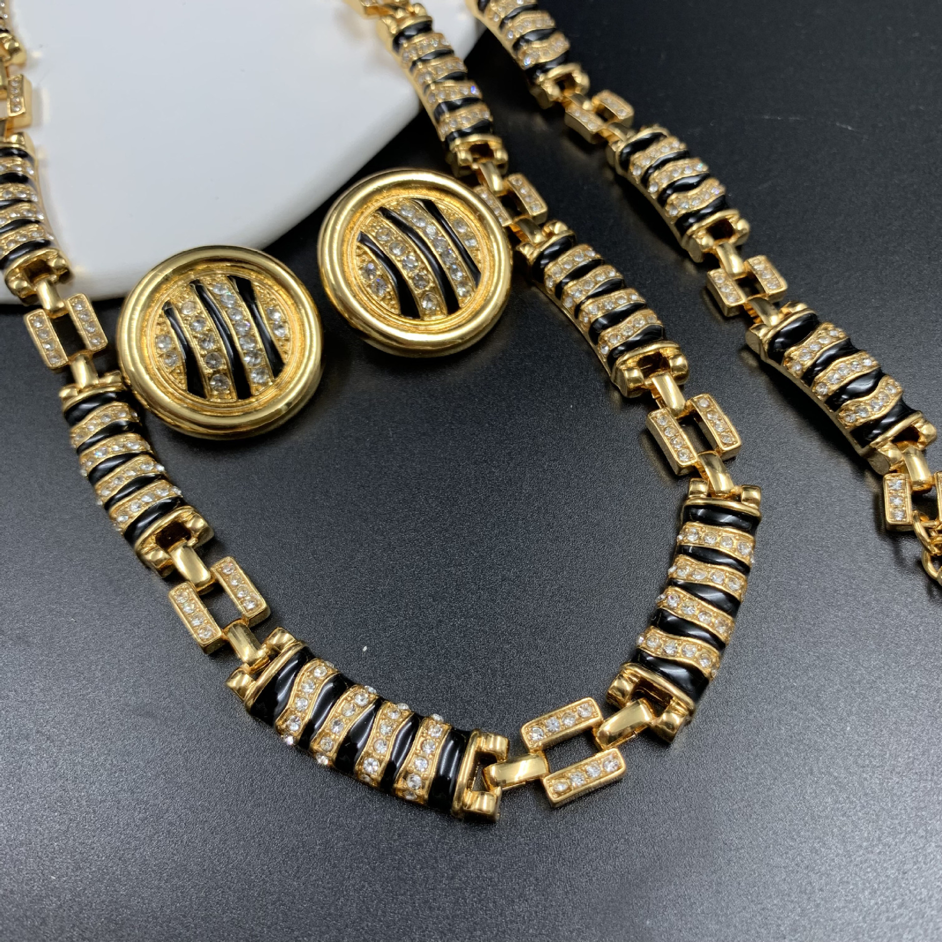 Middle -aged Vintage Western Palace Plated Electroplating True Gold
