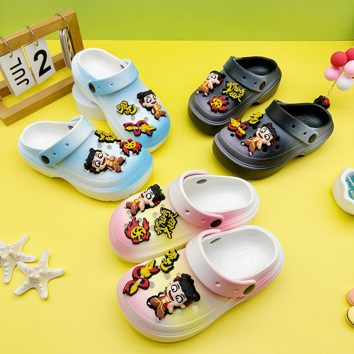 Новые летние туфли для мужчин и женщин на улице