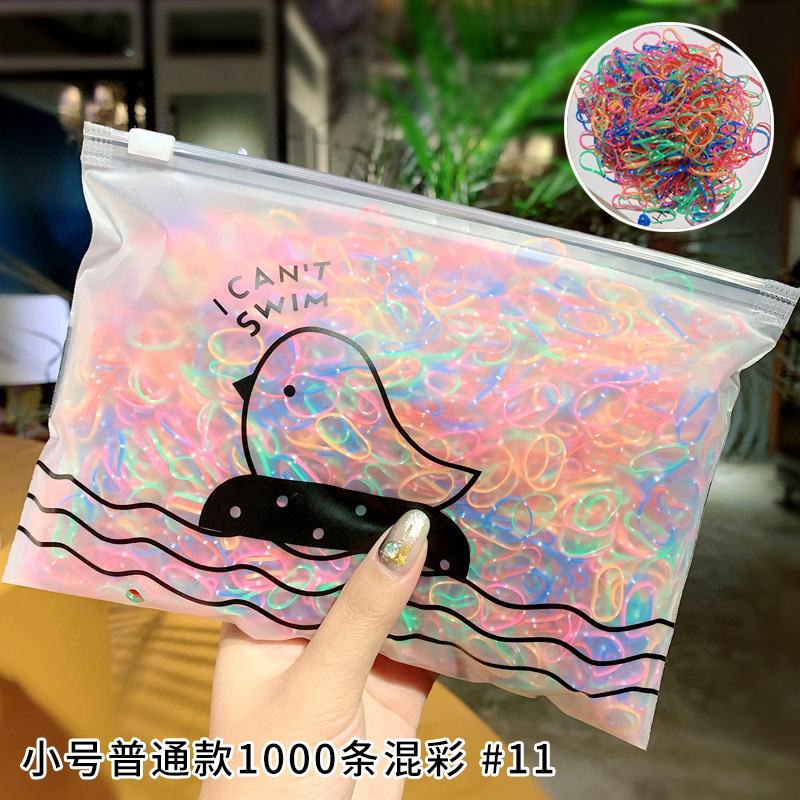 小さい皮の筋の女性は髪の毛を刺します。|undefined