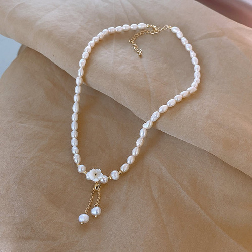 Baroque Freshwater Pearl Necklace Simple and Fashionable Seashell Flower Design Lockchain for Women's Elegance and Vibe, Influencer Accessory