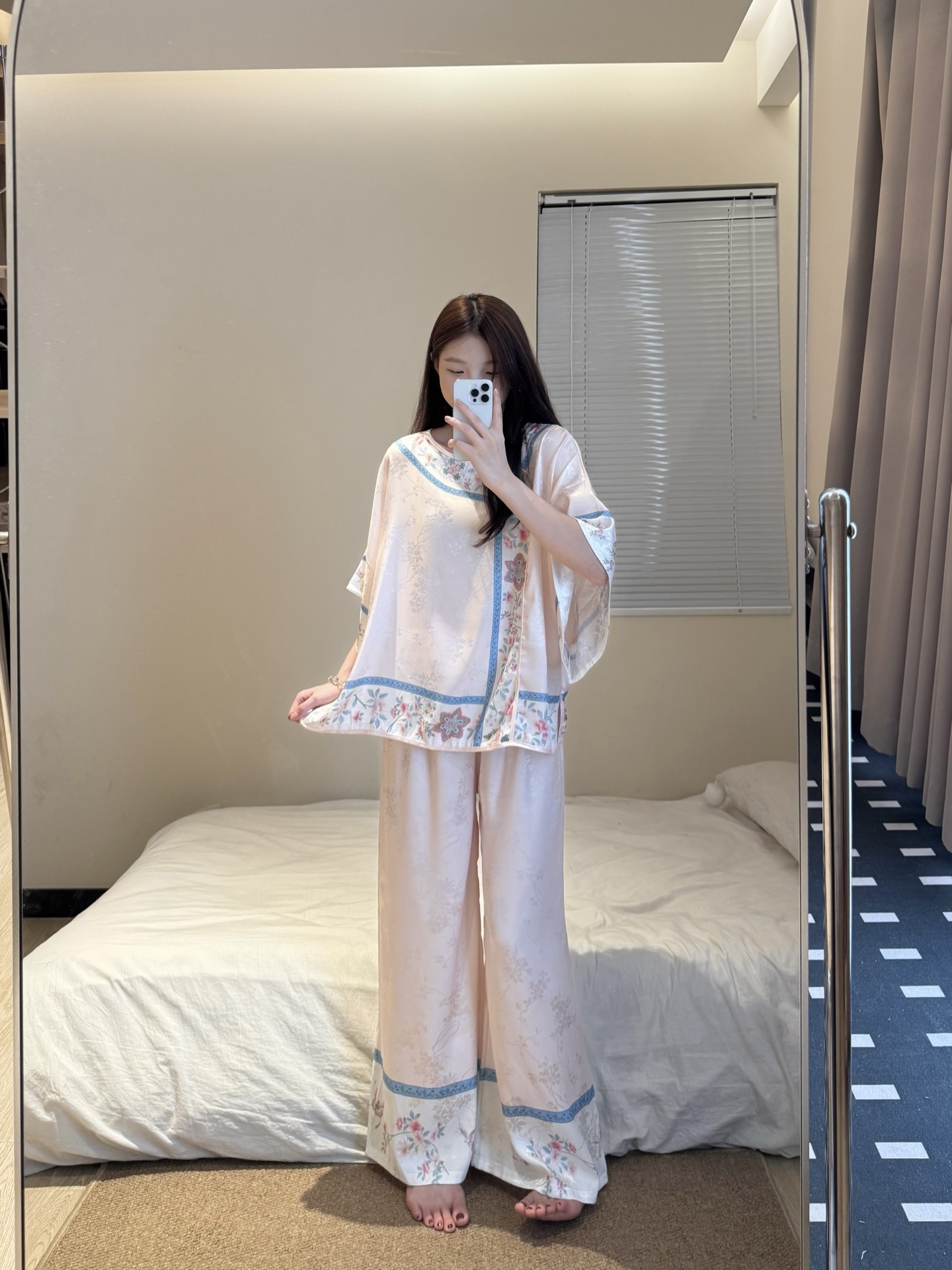 新しい中国風のレトロな花柄サテンアイスシルクパジャマ女性のための夏の新しいミッドスリーブショーツホームウェアセットトレンディ