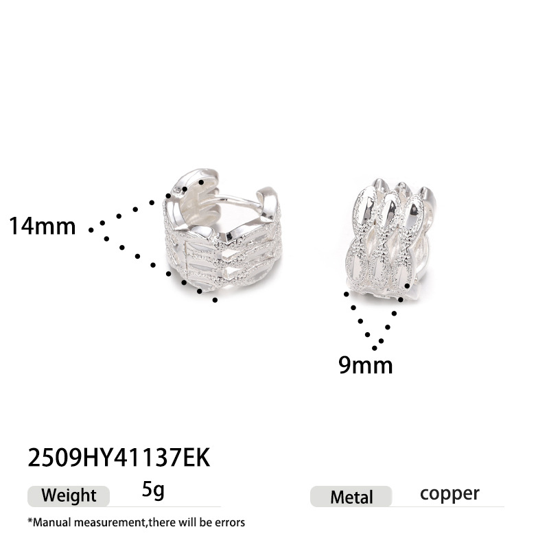 Mayorista de moda ligera y lujosa alta sensación de bucles de orejas huecadas simple universal de viaje tres líneas de aretes de moda geométrica