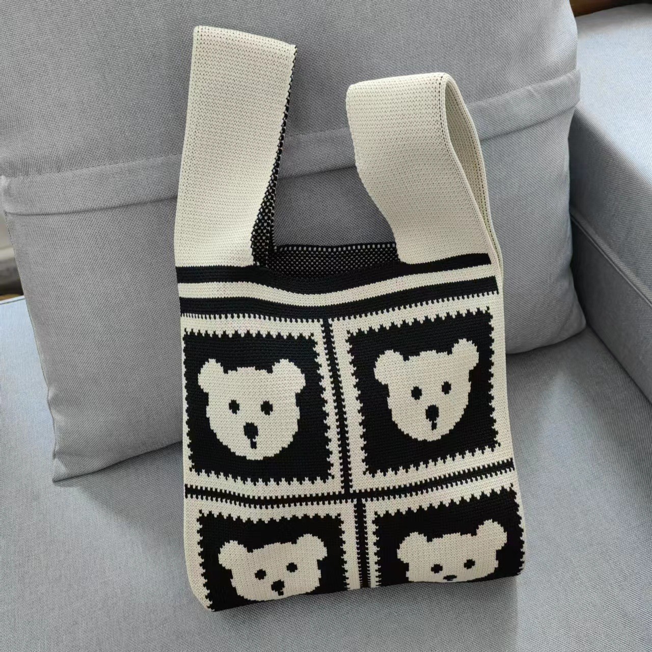 베이지색 액자 곰
