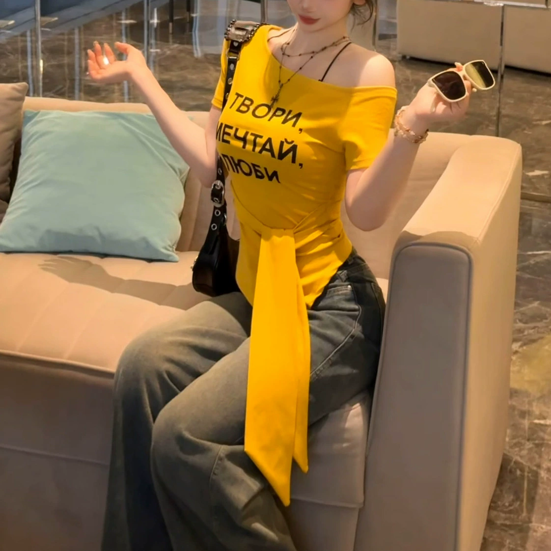 Лето 2025 г., рубашка Pure Desire Temperament с открытыми плечами и короткими рукавами для женщин, утягивающий талию топ с открытыми плечами желтого и красного цвета.