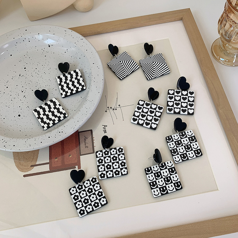 Retro Black White Checkerboard Heart Square Acrylic Earrings Wholesale Nihaojewelry display picture 2